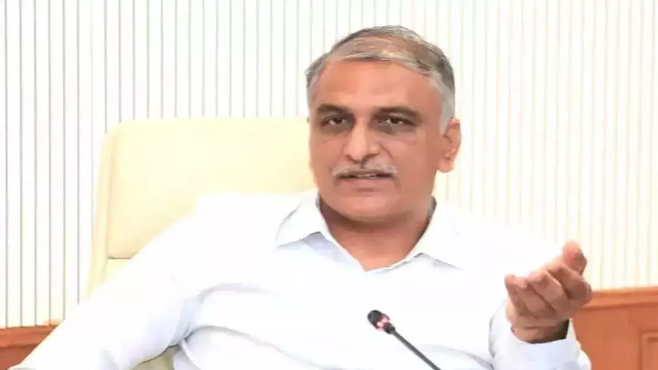 Harish Rao : కాంట్రాక్టర్లకు బిల్లులిస్తరు.. విద్యార్థులకు ఫీజు చెల్లించరా?