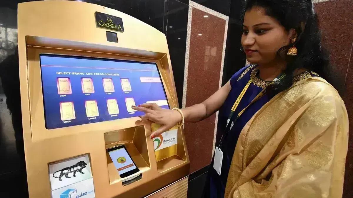 GOLD ATM: పసిడి లావాదేవీలకు ఆల్ ఇన్ వన్ గోల్డ్ ఏటీఎం GOLD ATM: పసిడి లావాదేవీలకు ఆల్ ఇన్ వన్ గోల్డ్ ఏటీఎం