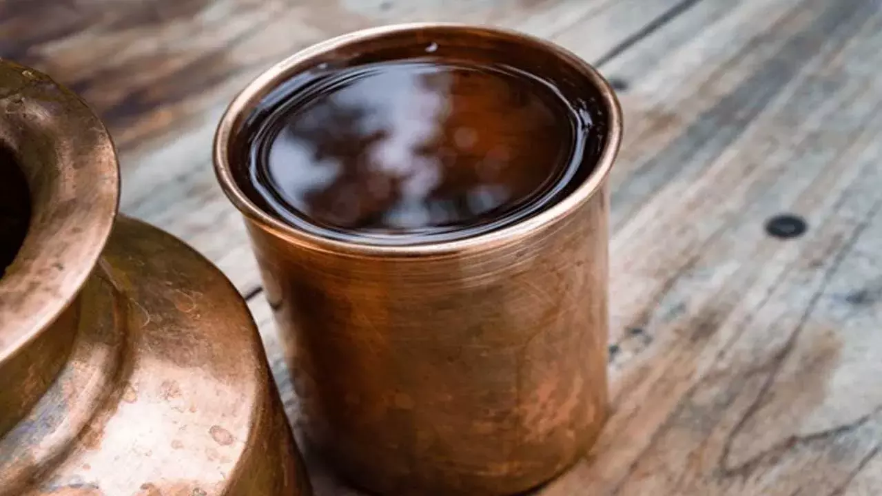 Copper Vessel : రాగి పాత్రలో నీళ్లు తాగితే ఇంత మంచిదా? Copper Vessel : రాగి పాత్రలో నీళ్లు తాగితే ఇంత మంచిదా?