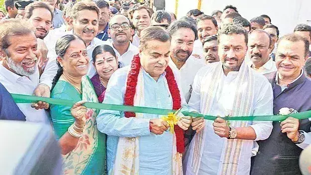 GADKARI: తెలంగాణ రూపురేఖలు మారుస్తాం: గడ్కరీ GADKARI: తెలంగాణ రూపురేఖలు మారుస్తాం: గడ్కరీ