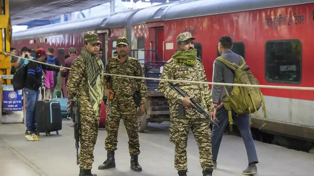 Indian Military Trains: ఆర్మీ రైళ్ల కదలికలపై పాక్ స్పై ఏజెన్సీల నిఘా..? Indian Military Trains: ఆర్మీ రైళ్ల కదలికలపై పాక్ స్పై ఏజెన్సీల నిఘా..?
