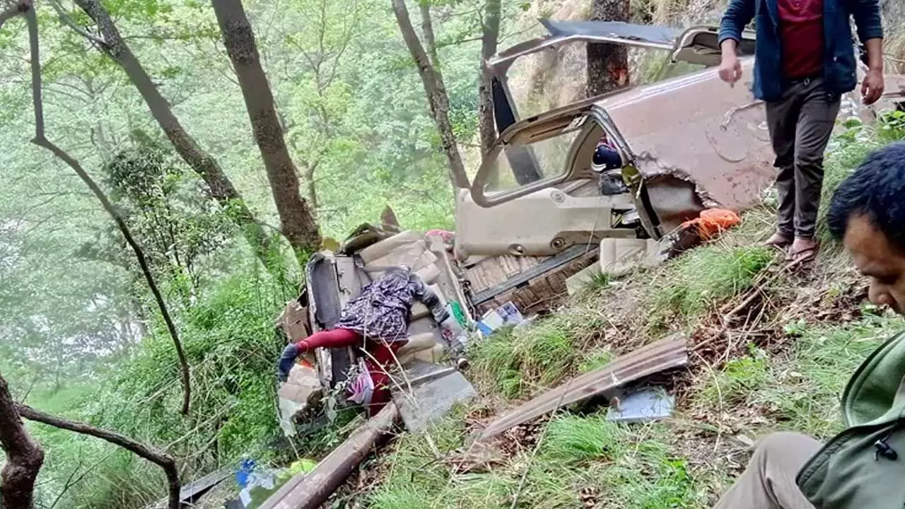 Helicopter Crashes : ఉత్తర కాశీలో కూలిపోయిన హెలికాప్టర్.. ఐదుగురు మృతి Helicopter Crashes : ఉత్తర కాశీలో కూలిపోయిన హెలికాప్టర్.. ఐదుగురు మృతి