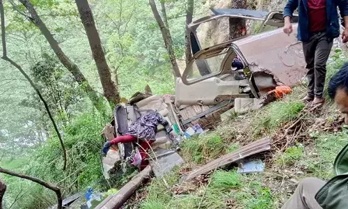 Helicopter Crashes : ఉత్తర కాశీలో కూలిపోయిన హెలికాప్టర్.. ఐదుగురు మృతి Helicopter Crashes : ఉత్తర కాశీలో కూలిపోయిన హెలికాప్టర్.. ఐదుగురు మృతి