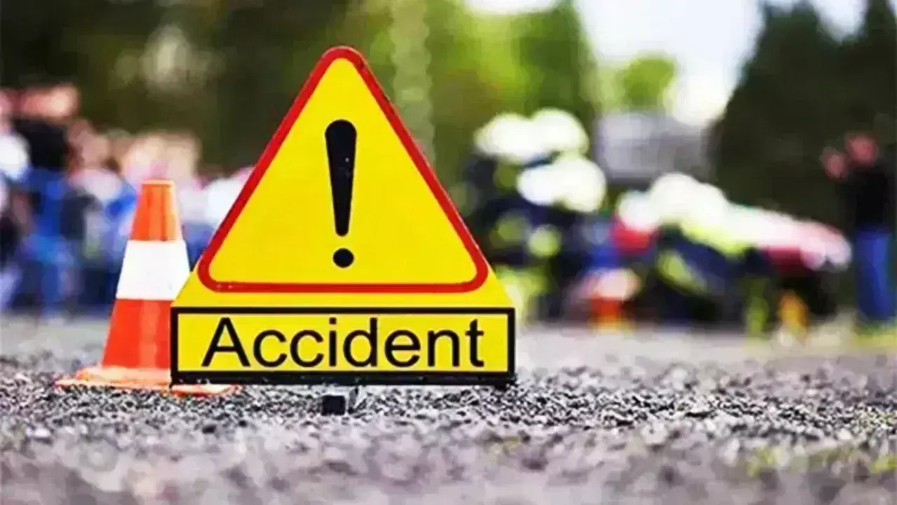 Road Accident: వివాహ వేడుకకు వెళ్తి వస్తుండగా ఘోర రోడ్డు ప్రమాదం.. Road Accident: వివాహ వేడుకకు వెళ్తి వస్తుండగా ఘోర రోడ్డు ప్రమాదం..
