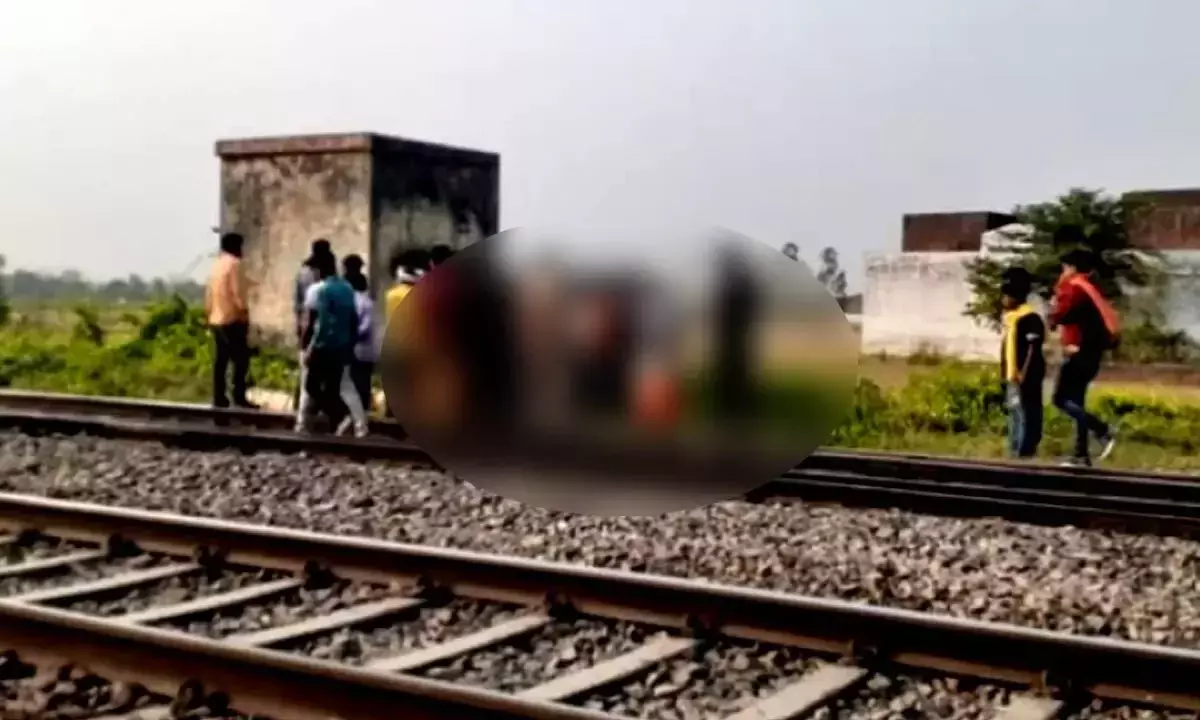 Train Accident: సెల్ఫోన్లో మాట్లాడుతూ పట్టాలు దాటి ప్రాణాలు కోల్పోయిన యువకులు Train Accident: సెల్ఫోన్లో మాట్లాడుతూ పట్టాలు దాటి ప్రాణాలు కోల్పోయిన యువకులు