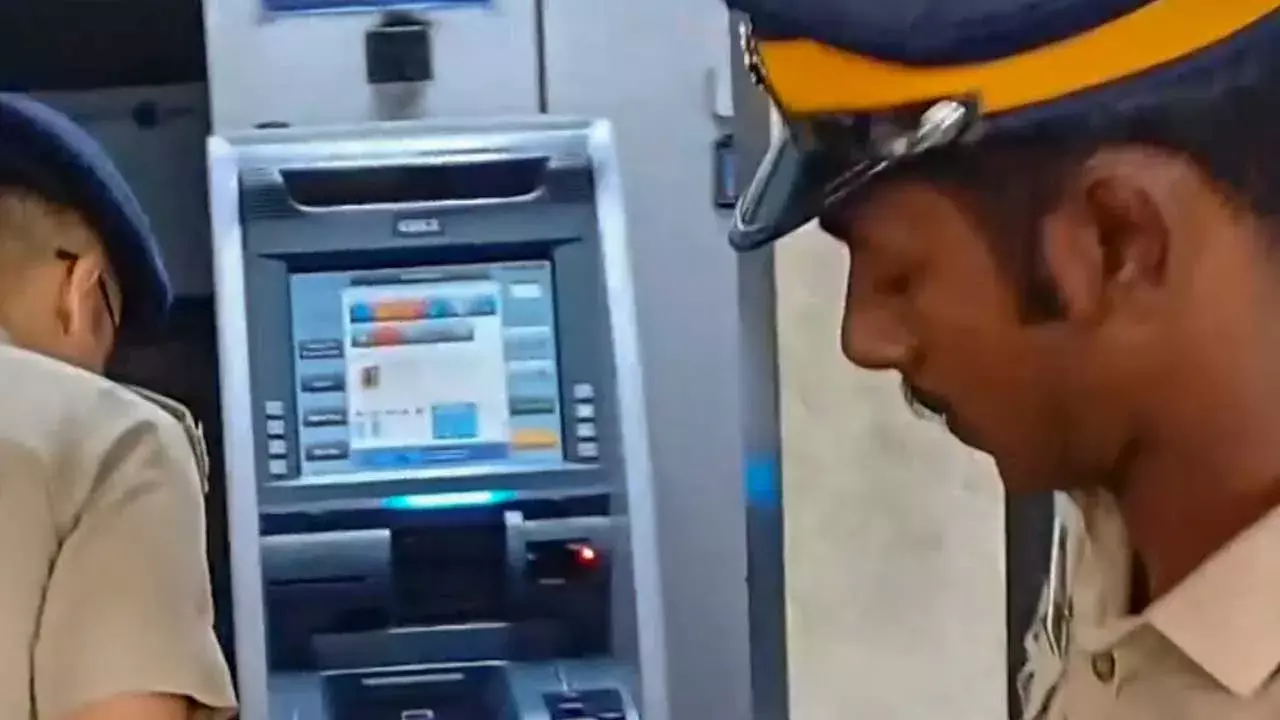 ATM Robbery : టచ్ చేయకుండా రూ.10 లక్షలు దోచేశాడు.