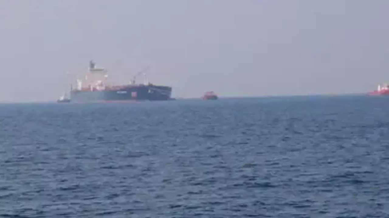 Odisha Paradip Port : ఒడిషా పోర్టుకు 21మంది పాకిస్థానీలతో షిప్ కలకలం Odisha Paradip Port : ఒడిషా పోర్టుకు 21మంది పాకిస్థానీలతో షిప్ కలకలం