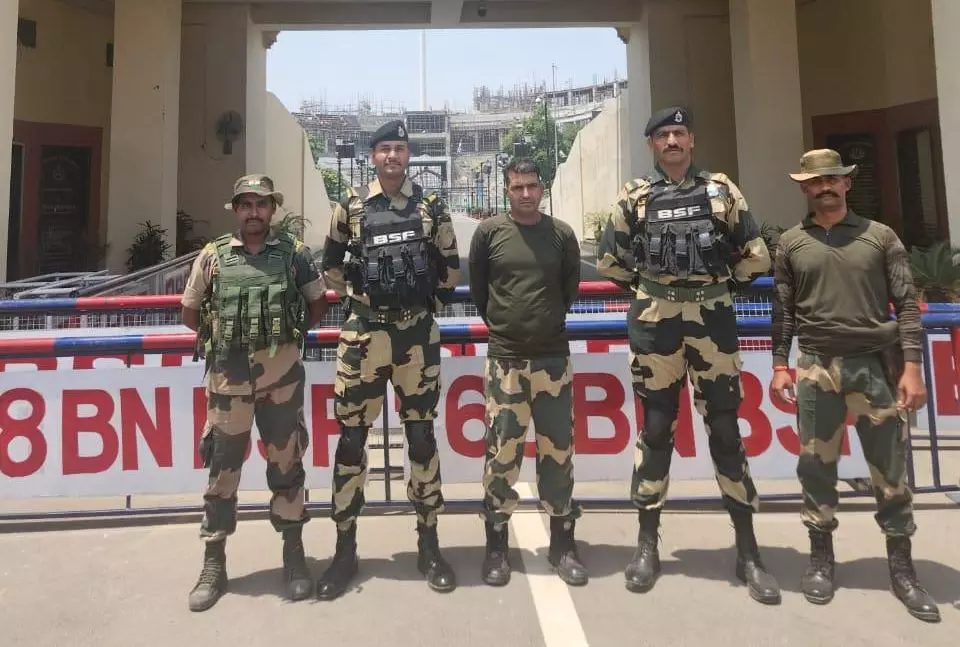 BSF jawan: కళ్లకు గంతలు కట్టి, రహస్యాలు అడిగి: పాక్ చెరలో బీఎస్ఎఫ్ జవాన్కు వేధింపులు BSF jawan: కళ్లకు గంతలు కట్టి, రహస్యాలు అడిగి: పాక్ చెరలో బీఎస్ఎఫ్ జవాన్కు వేధింపులు