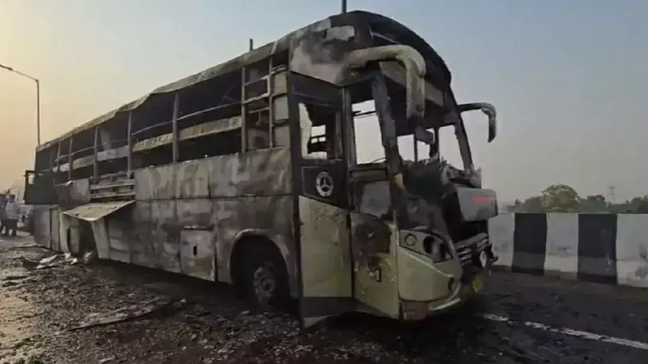 Bus Catches Fire:  స్లీపర్‌ బస్సులో చెలరేగిన మంటలు.. ఐదుగురు ప్రయాణికులు సజీవదహనం..!