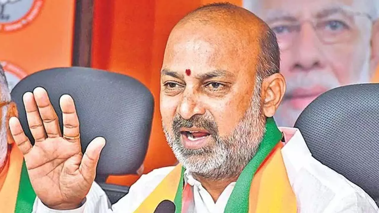 Bandi Sanjay : రూ. 8 వేల కోట్ల ఫీజు బకాయిలు చెల్లించండి.. బండి సంజయ్ లేఖ Bandi Sanjay : రూ. 8 వేల కోట్ల ఫీజు బకాయిలు చెల్లించండి.. బండి సంజయ్ లేఖ