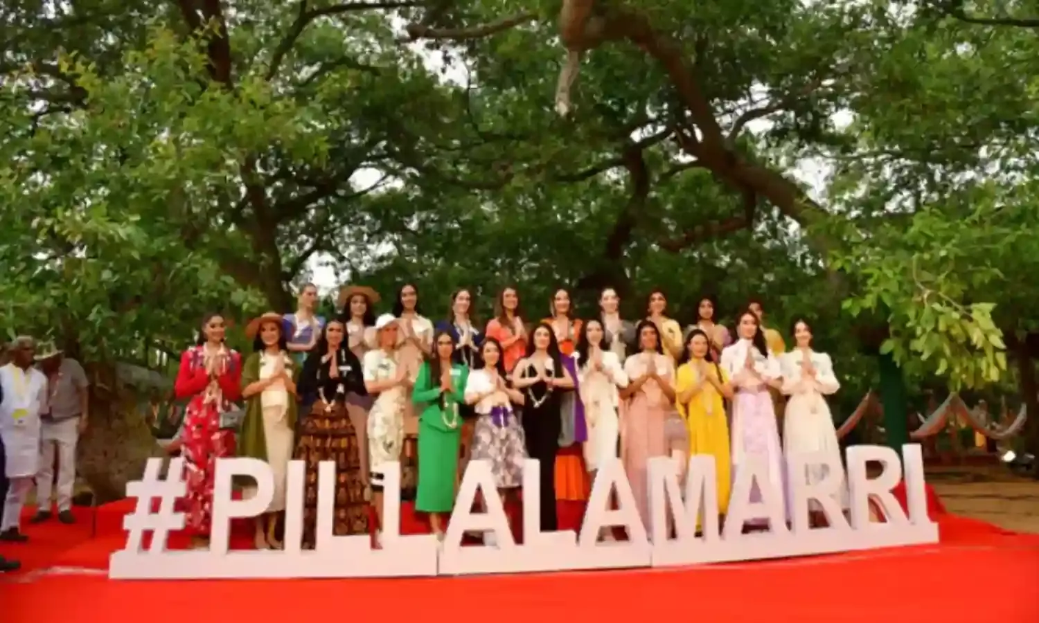 MISS WORLD: పిల్లలమర్రి వద్ద సుందరీమణుల సందడి MISS WORLD: పిల్లలమర్రి వద్ద సుందరీమణుల సందడి