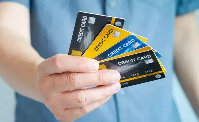 CREDIT CARD: క్రెడిట్ కార్డుతో డబ్బులు విత్డ్రా చేస్తున్నారా..? CREDIT CARD: క్రెడిట్ కార్డుతో డబ్బులు విత్డ్రా చేస్తున్నారా..?