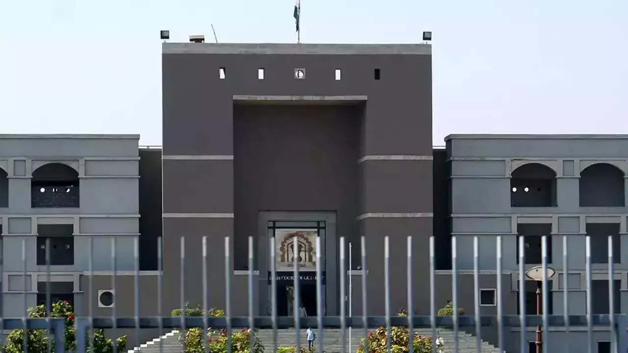 Gujarat Court : వివాహేతర సంబంధం ఉందని భార్యకు విడాకులు ఇచ్చినా భరణం తప్పదు Gujarat Court : వివాహేతర సంబంధం ఉందని భార్యకు విడాకులు ఇచ్చినా భరణం తప్పదు
