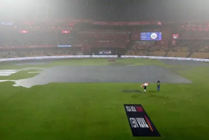 IPL: కోల్కత్తా ఆశలపై వరుణుడి నీళ్లు IPL: కోల్కత్తా ఆశలపై వరుణుడి నీళ్లు