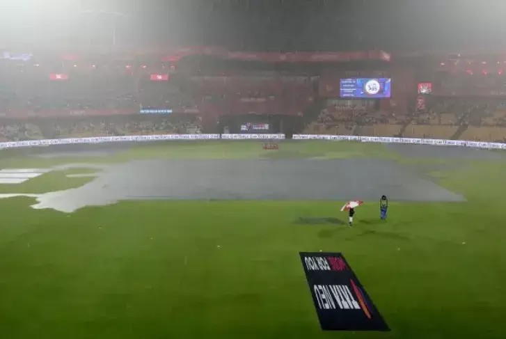 IPL: కోల్కత్తా ఆశలపై వరుణుడి నీళ్లు IPL: కోల్కత్తా ఆశలపై వరుణుడి నీళ్లు