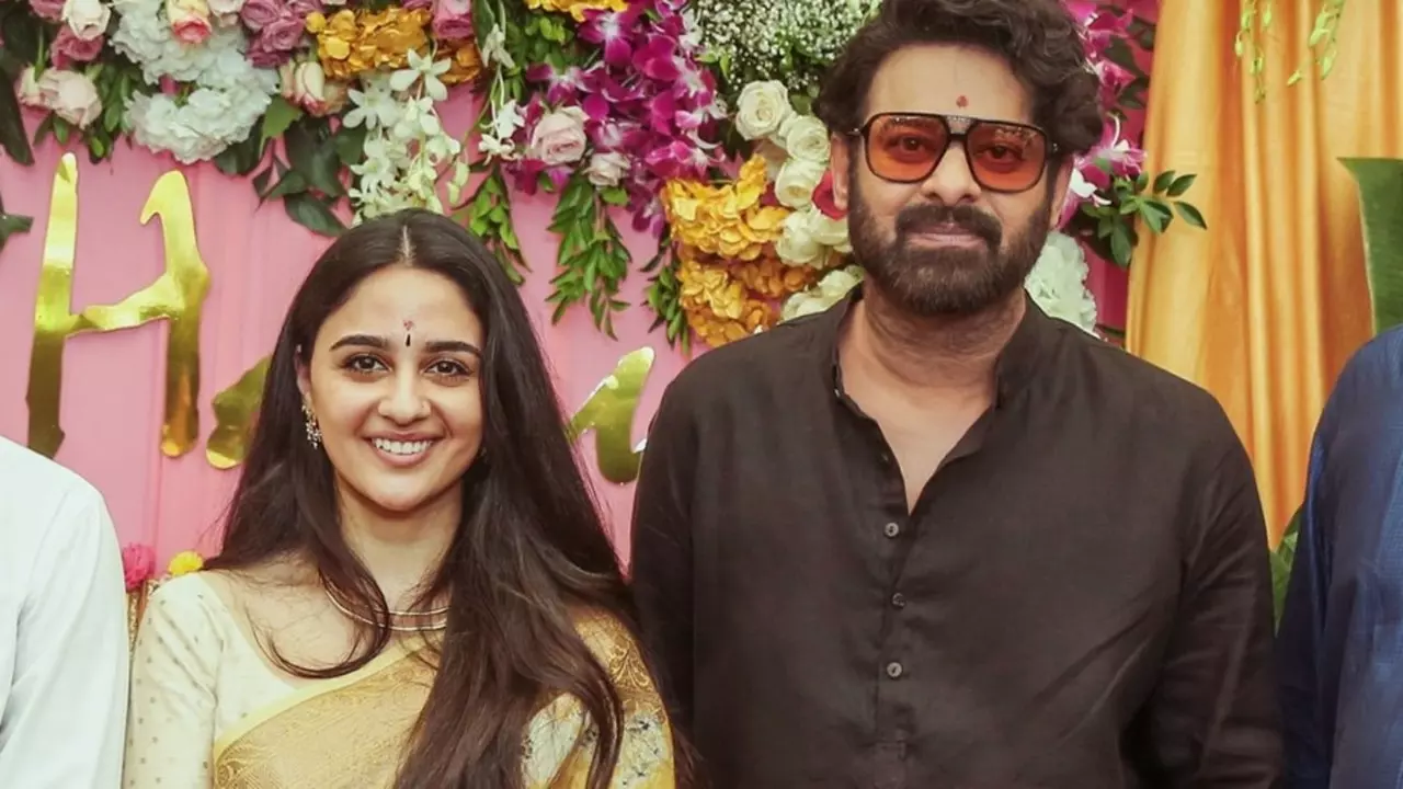 Rebalstar Prabhas : ఫౌజీ సెట్ లోకి ప్రభాస్ Rebalstar Prabhas : ఫౌజీ సెట్ లోకి ప్రభాస్
