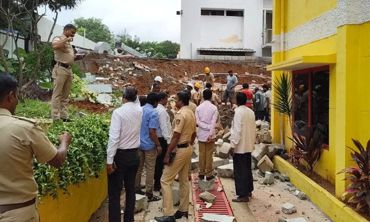 బెంగళూరులో భారీ వర్షాలు.. గోడ కూలి మహిళ మృతి బెంగళూరులో భారీ వర్షాలు.. గోడ కూలి మహిళ మృతి