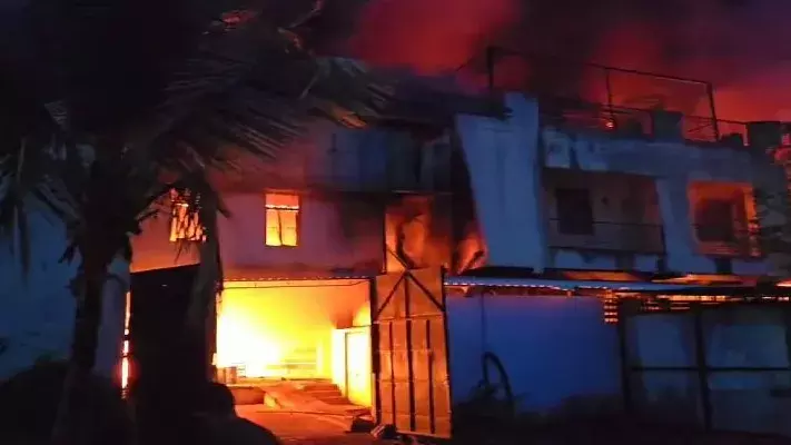 Massive Fire: టెక్స్టైల్ ఫ్యాక్టరీలో భారీ అగ్నిప్రమాదం.. Massive Fire: టెక్స్టైల్ ఫ్యాక్టరీలో భారీ అగ్నిప్రమాదం..