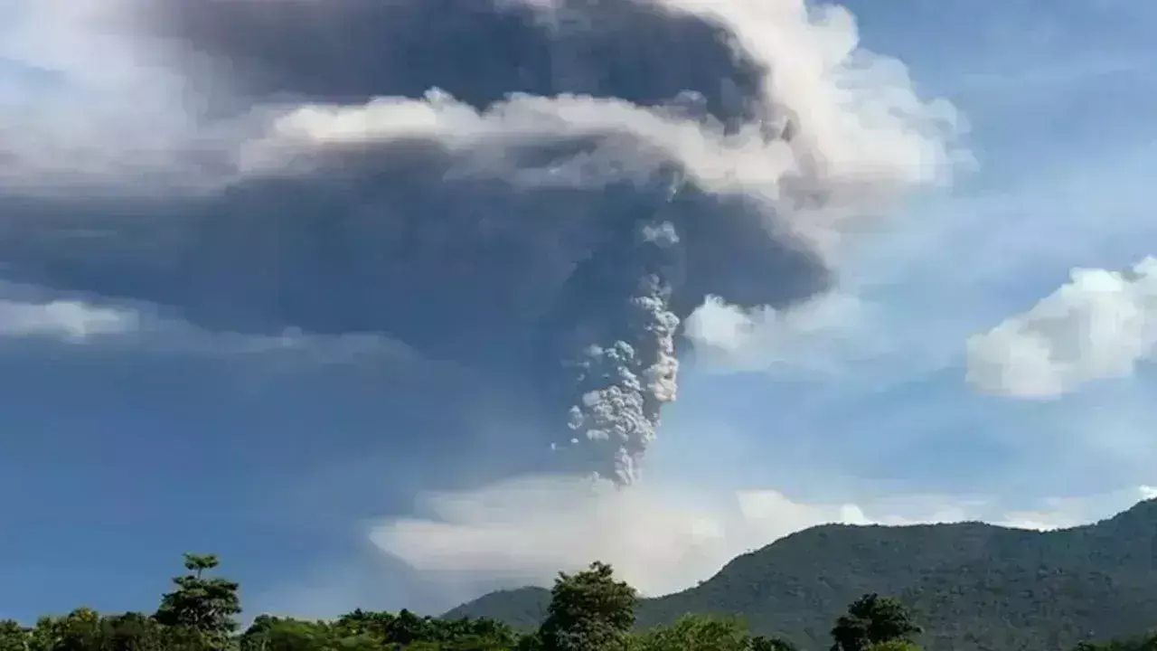 Indonesia: ఇండోనేసియాలో బద్ధలైన అగ్నిపర్వతం.. Indonesia: ఇండోనేసియాలో బద్ధలైన అగ్నిపర్వతం..