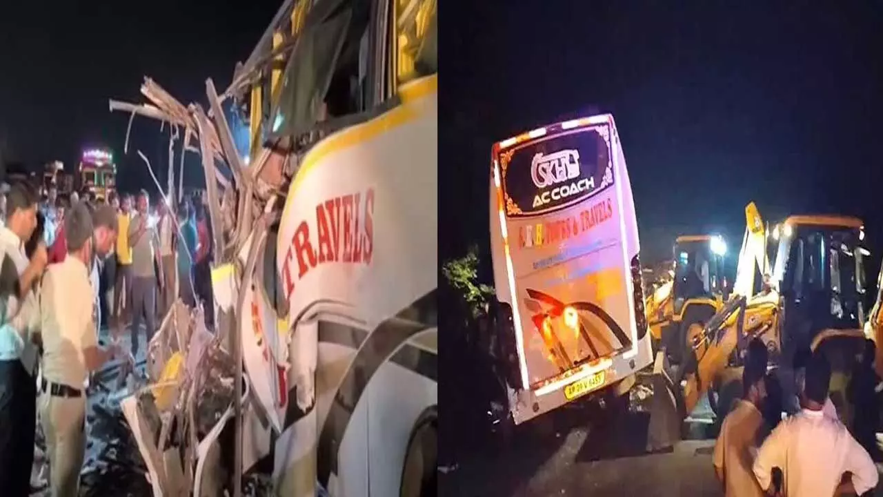 Vikarabad Bus Crashes : లారీని ఢీకొట్టిన పెళ్లి బస్సు.. నలుగురు మృతి Vikarabad Bus Crashes : లారీని ఢీకొట్టిన పెళ్లి బస్సు.. నలుగురు మృతి