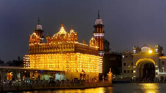 Golden Temple: స్వర్ణ దేవాలయాన్ని  టార్గెట్ చేసిన పాక్.. Golden Temple: స్వర్ణ దేవాలయాన్ని  టార్గెట్ చేసిన పాక్..