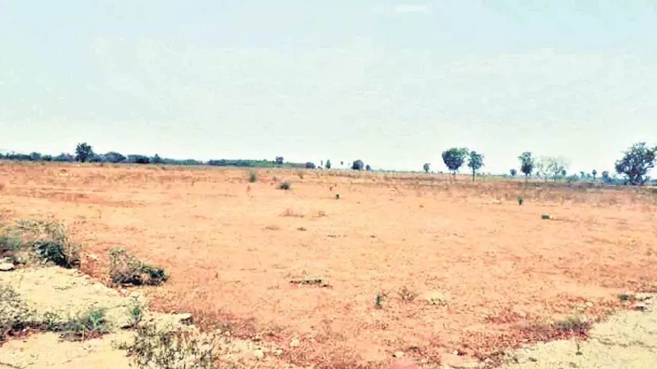 Kakinada : రిటైర్డ్ ఎయిర్ ఫోర్స్ ఆఫీసర్ భూమి కబ్జా