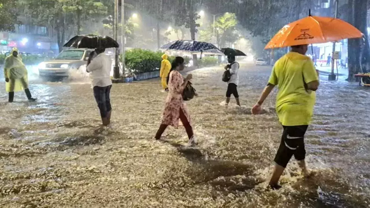 Hyderabad Heavy Rains : ఇవాళ సాయంత్రం హైదరాబాద్ లో కుండపోత Hyderabad Heavy Rains : ఇవాళ సాయంత్రం హైదరాబాద్ లో కుండపోత