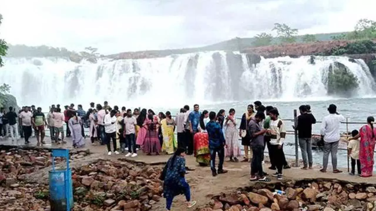 Bogatha Waterfalls : బొగత జలపాతానికి జలకళ Bogatha Waterfalls : బొగత జలపాతానికి జలకళ