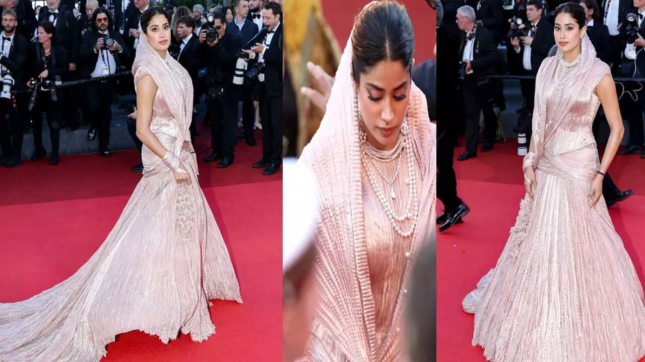 Janhvi Kapoor : మెరిసిపోతున్న జాన్వీకపూర్.. ఫొటోలు వైరల్ Janhvi Kapoor : మెరిసిపోతున్న జాన్వీకపూర్.. ఫొటోలు వైరల్