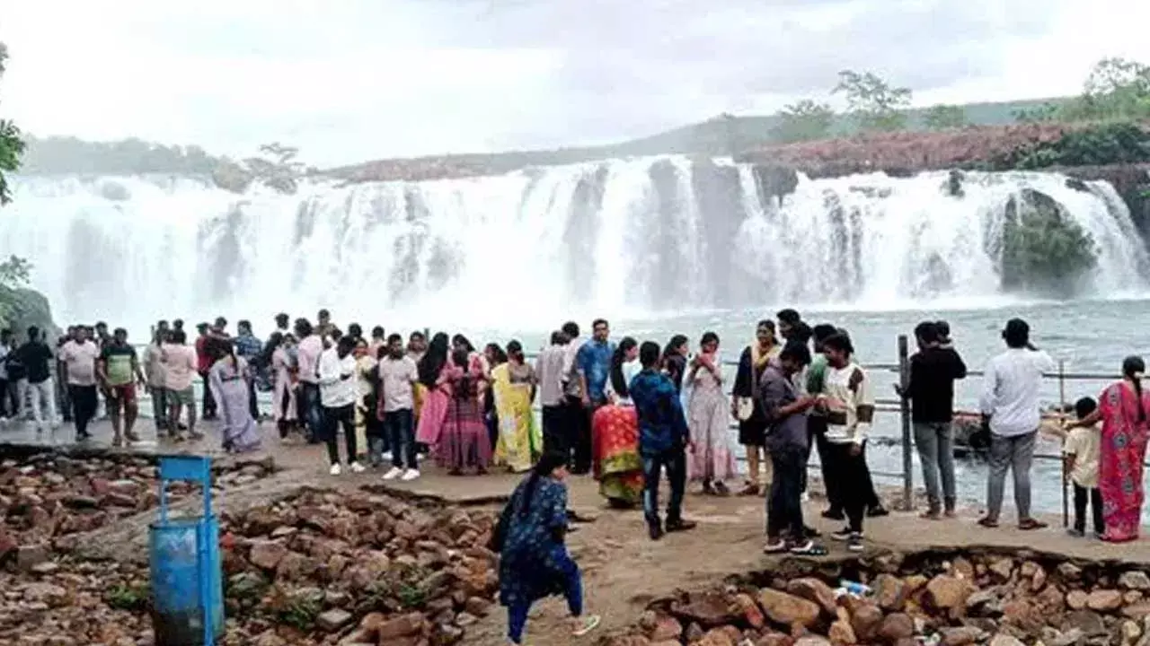 Bogatha Waterfalls : బొగత జలపాతానికి జలకళ