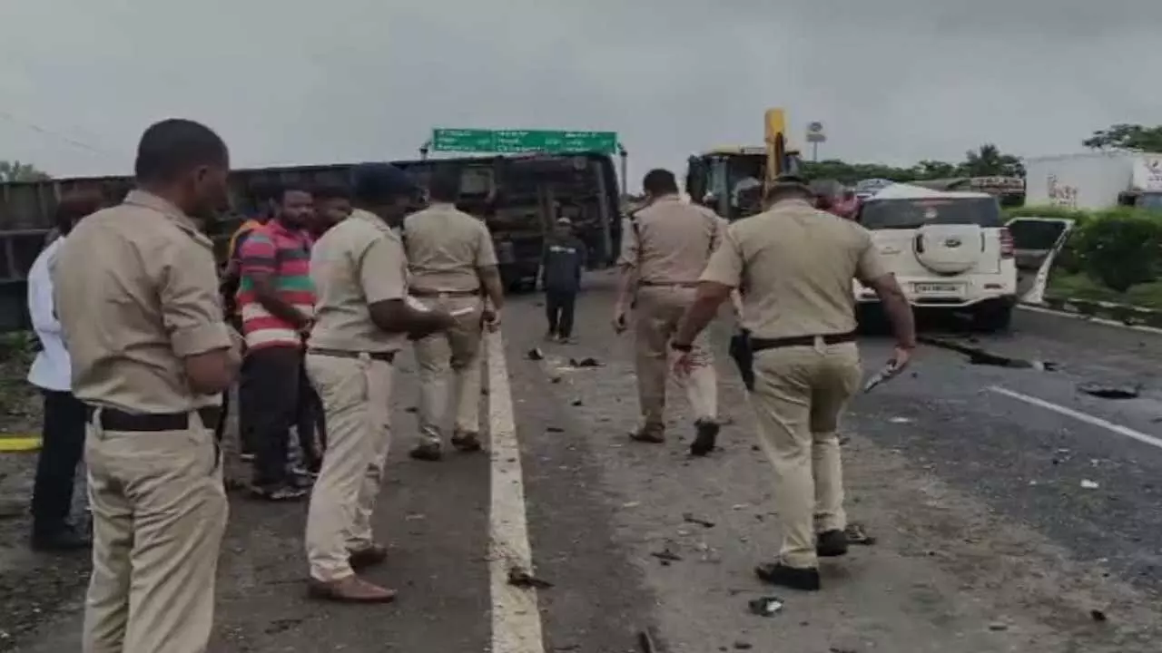 Karnataka : కారు, ప్రైవేటు బస్సు ఢీ.. ఆరుగురు మృతి Karnataka : కారు, ప్రైవేటు బస్సు ఢీ.. ఆరుగురు మృతి