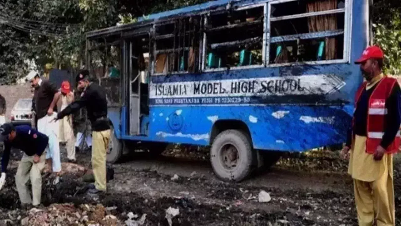 Pakistan: పాకిస్థాన్లో ఆర్మీ పబ్లిక్ స్కూల్ బస్సుపై ఆత్మాహుతి దాడి.. Pakistan: పాకిస్థాన్లో ఆర్మీ పబ్లిక్ స్కూల్ బస్సుపై ఆత్మాహుతి దాడి..