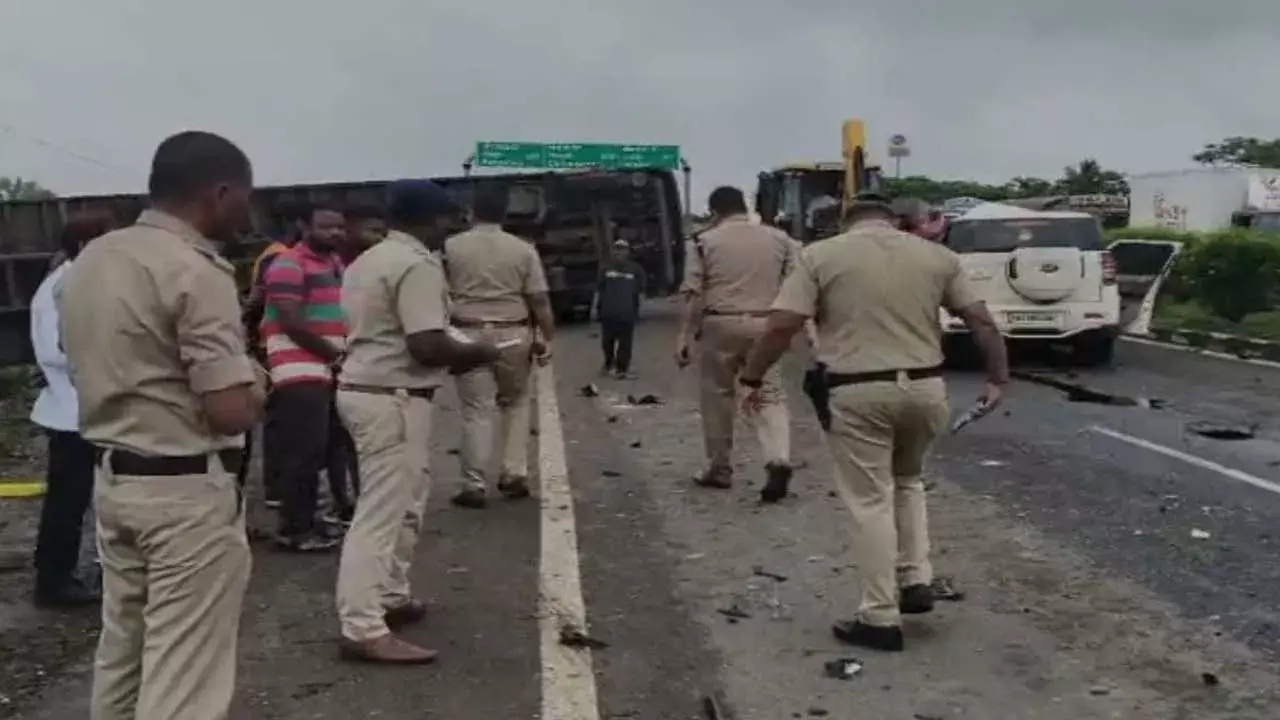 Karnataka : కారు, ప్రైవేటు బస్సు ఢీ.. ఆరుగురు మృతి