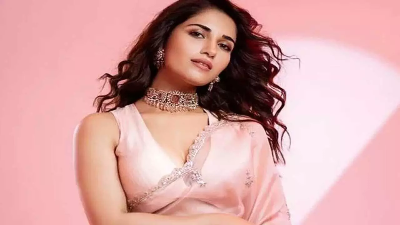 Ruhani Sharma! : రుహానీ శర్మకి కాలం కలిసి రాలే! Ruhani Sharma! : రుహానీ శర్మకి కాలం కలిసి రాలే!