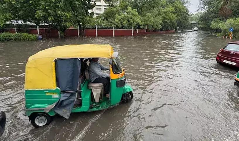 Heavy rain: : ఢిల్లీలో భారీ వర్షాలు.. జలమయమైన నగరం, నిలిచిన 100కి పైగా విమానాలు Heavy rain: : ఢిల్లీలో భారీ వర్షాలు.. జలమయమైన నగరం, నిలిచిన 100కి పైగా విమానాలు