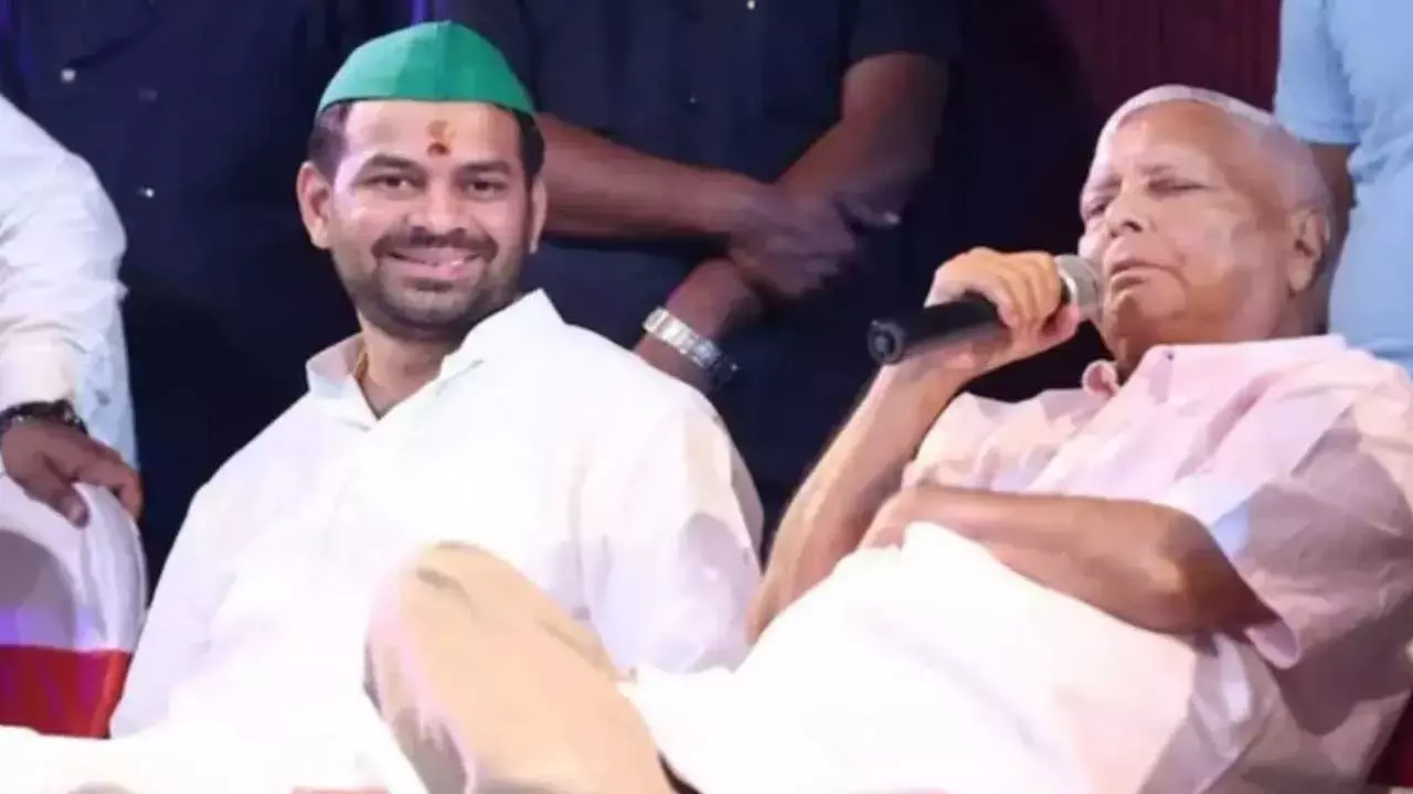 Bihar : పార్టీ, ఫ్యామిలీ నుంచి తేజ్ ప్రతాప్ను బహిష్కరించిన లాలూ Bihar : పార్టీ, ఫ్యామిలీ నుంచి తేజ్ ప్రతాప్ను బహిష్కరించిన లాలూ