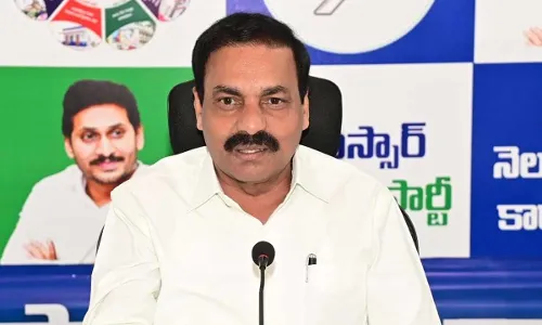 Kakani Govardhan Arrested : కేరళలో కాకాణి అరెస్ట్.. ఏపీకి తరలింపు Kakani Govardhan Arrested : కేరళలో కాకాణి అరెస్ట్.. ఏపీకి తరలింపు