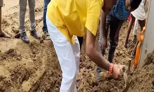 MAHANADU: మహానాడు పనుల్లో పార పట్టిన మంత్రి