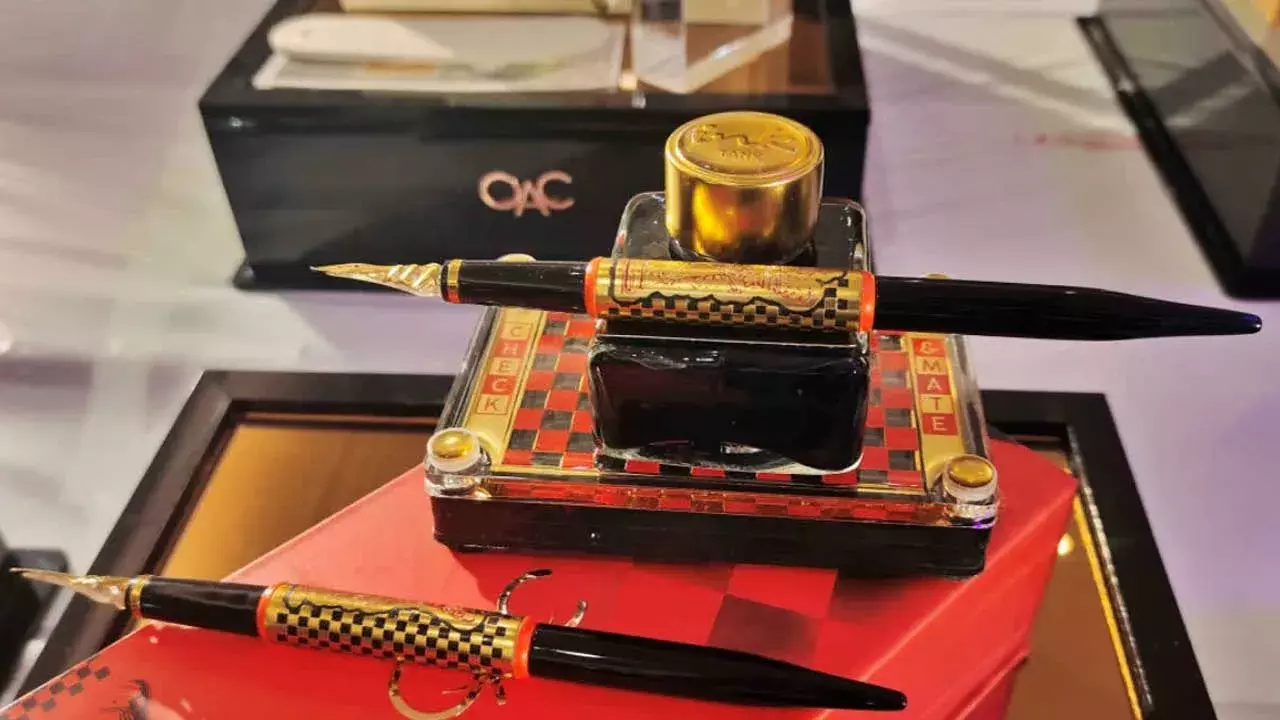 8 Lakh Gold Pen : రూ.8 లక్షల ఖరీదైన పెన్ను చోరీ