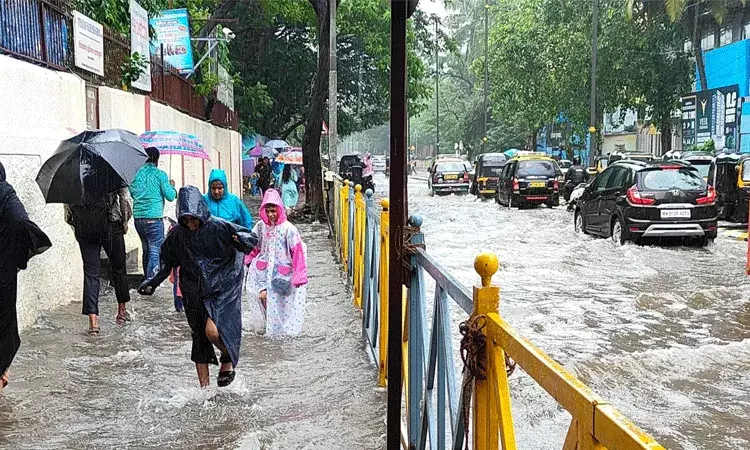 ముంబైలో భారీ వర్షం.. విమానాలు, రైళ్ల రాకపోకలకు అంతరాయం ముంబైలో భారీ వర్షం.. విమానాలు, రైళ్ల రాకపోకలకు అంతరాయం