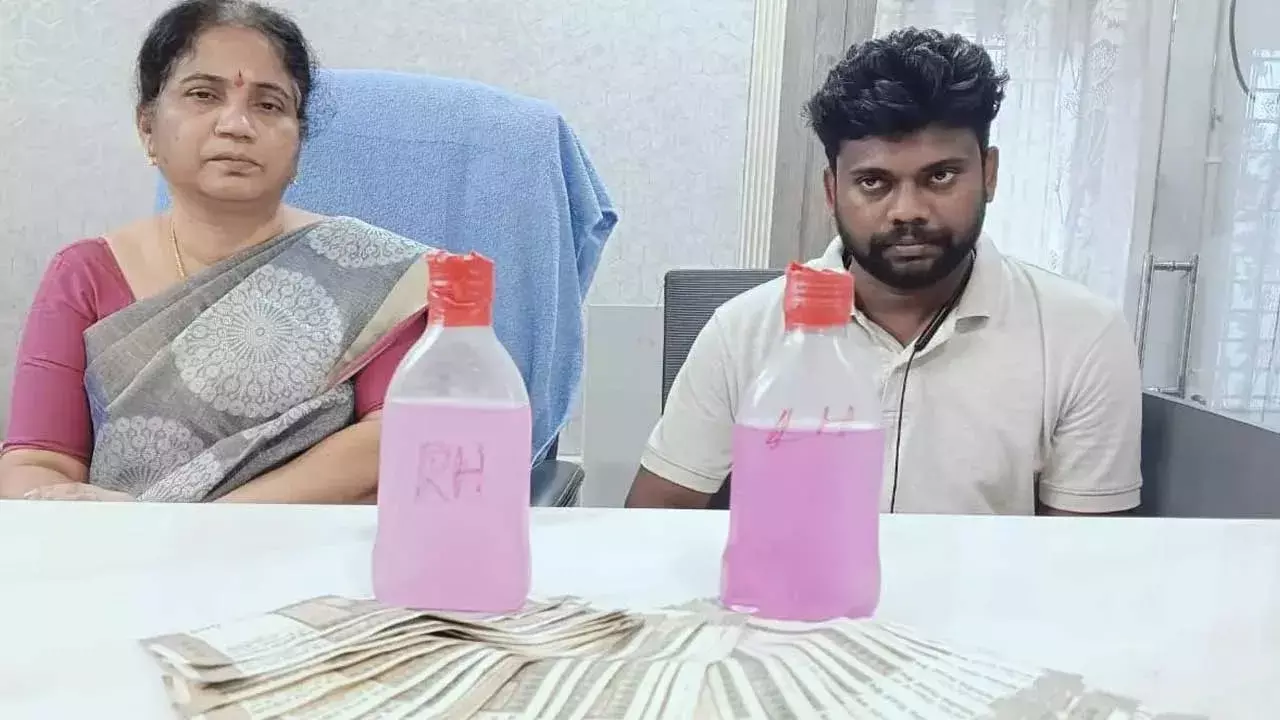 Sub-Registrar Bribe : రూ.30 వేల లంచం తీసుకుంటుండగా ఏసీబీకి చిక్కిన సబ్ రిజిస్ట్రార్ Sub-Registrar Bribe : రూ.30 వేల లంచం తీసుకుంటుండగా ఏసీబీకి చిక్కిన సబ్ రిజిస్ట్రార్