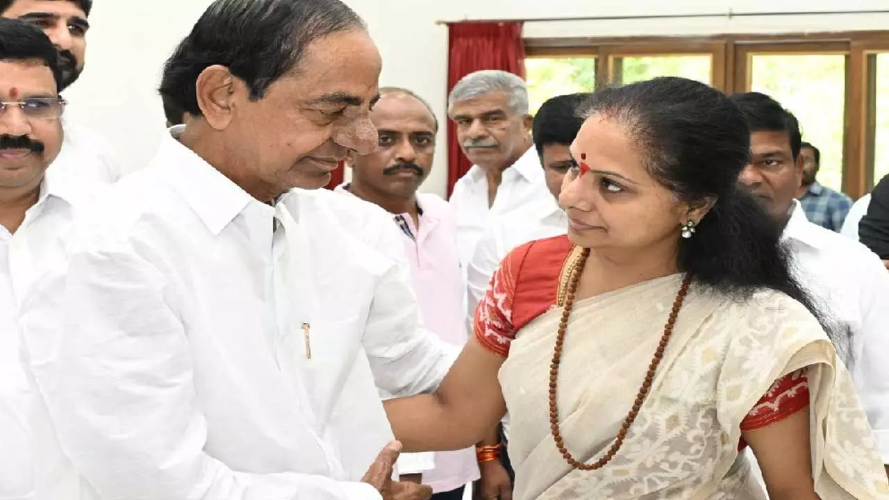 Kavitha : రాజీనామా చేస్తానంటే కేసీఆర్ వద్దని వారించారు : కవిత Kavitha : రాజీనామా చేస్తానంటే కేసీఆర్ వద్దని వారించారు : కవిత