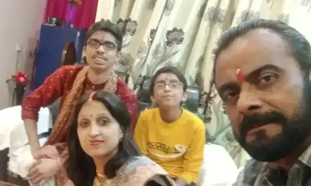 MP: లిఫ్ట్‌లో ఇరుక్కున్న కొడుకు.. గుండెపోటుతో  తండ్రి మృతి