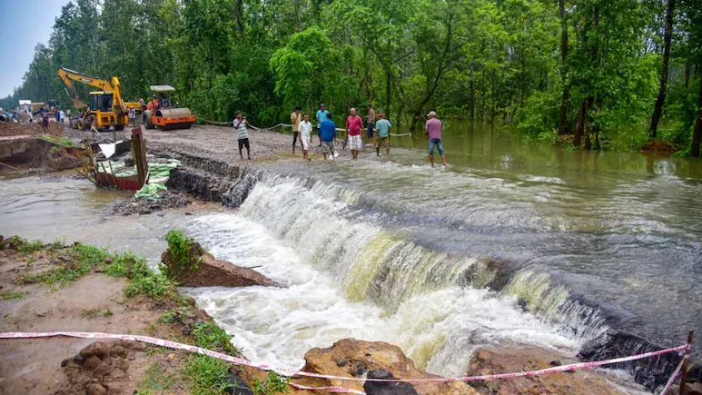 Weather: ఈశాన్య రాష్ట్రాలను వణికిస్తున్న వరదలు.. 34 మంది మృతి Weather: ఈశాన్య రాష్ట్రాలను వణికిస్తున్న వరదలు.. 34 మంది మృతి