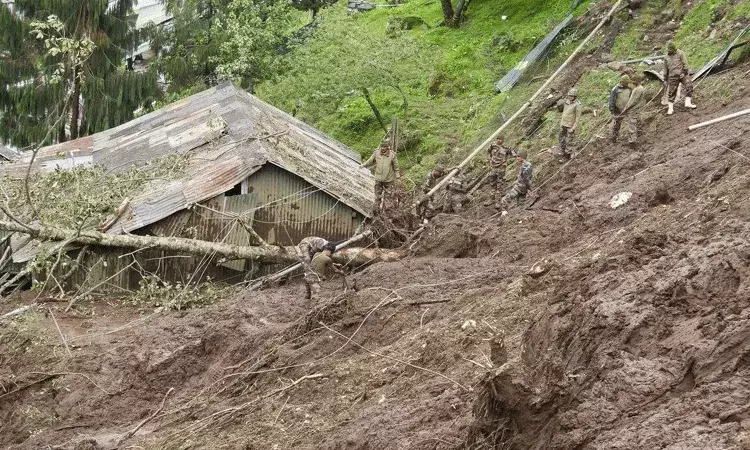 Sikkim: ఆర్మీ క్యాంప్ పై విరిగిపడిన కొండచరియలు.. ముగ్గురు మృతి, ఆరుగురు గల్లంతు..
