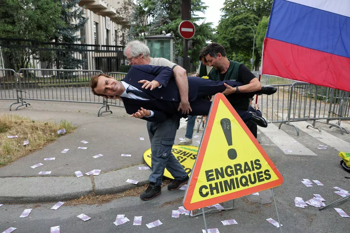 Emmanuel Macron: పారిస్లోని  మ్యూజియం నుంచి  అధ్యక్షుడు విగ్రహాన్ని ఎత్తుకుపోయిన నిరసనకారులు! Emmanuel Macron: పారిస్లోని  మ్యూజియం నుంచి  అధ్యక్షుడు విగ్రహాన్ని ఎత్తుకుపోయిన నిరసనకారులు!