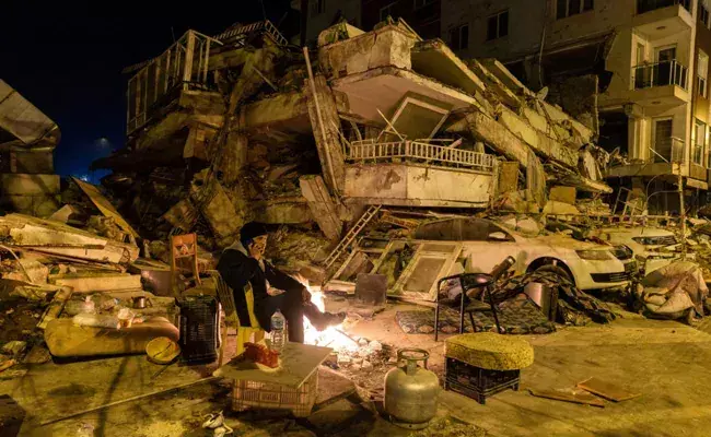 Earthquake : టర్కీ, ఈజిప్ట్, సిరియా, గ్రీస్లో భూకంపం... భయంతో పరుగులు తీసిన జనం Earthquake : టర్కీ, ఈజిప్ట్, సిరియా, గ్రీస్లో భూకంపం... భయంతో పరుగులు తీసిన జనం