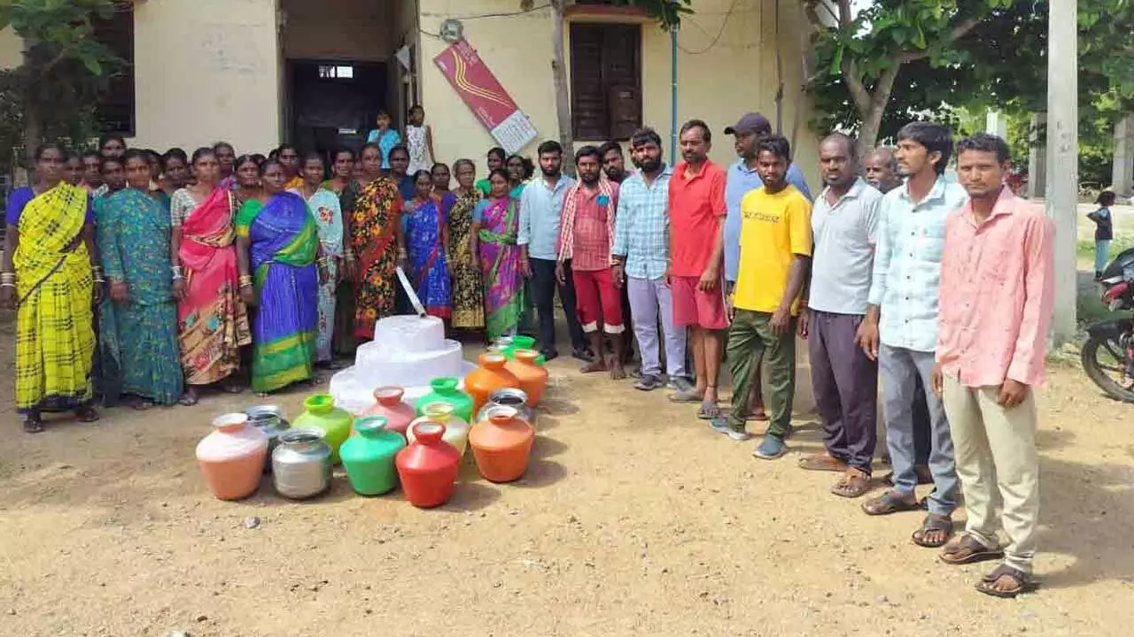 Medak : నీళ్లు వస్తలేవని.. జెండా ఆవిష్కరణను అడ్డుకున్నారు Medak : నీళ్లు వస్తలేవని.. జెండా ఆవిష్కరణను అడ్డుకున్నారు