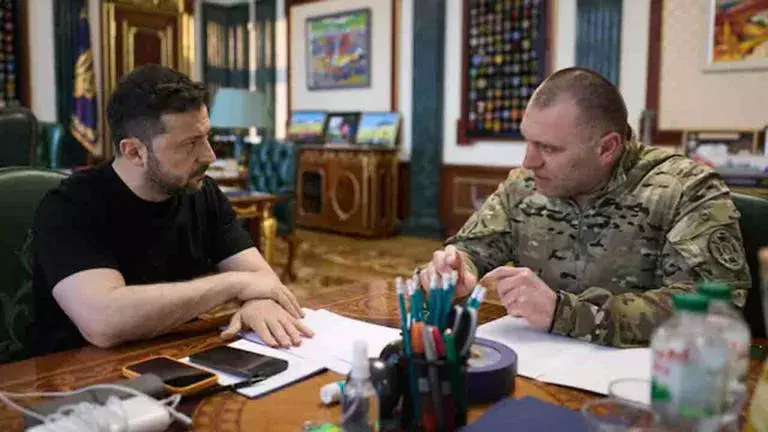 Zelenskyy: 117 డ్రోన్లు, 18 నెలల ప్లానింగ్.. అద్భుతమైన ఆపరేషన్.. Zelenskyy: 117 డ్రోన్లు, 18 నెలల ప్లానింగ్.. అద్భుతమైన ఆపరేషన్..