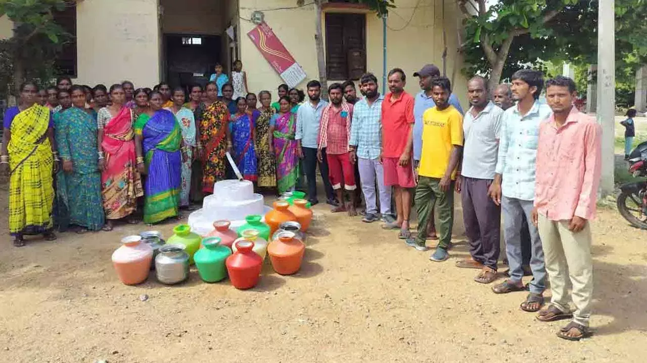 Medak  : నీళ్లు వస్తలేవని.. జెండా ఆవిష్కరణను అడ్డుకున్నారు